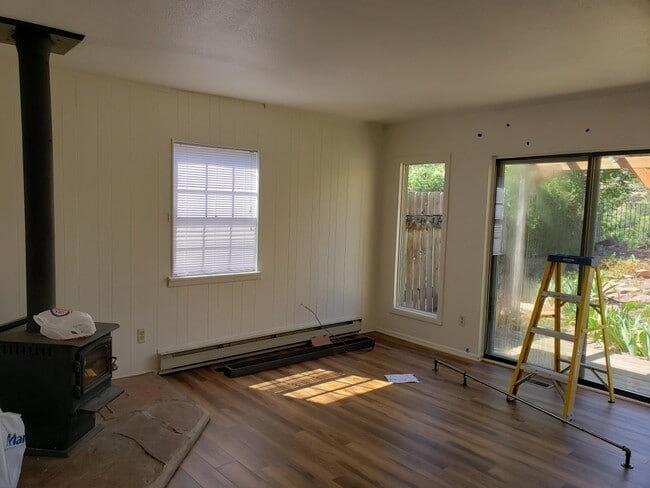 Building Photo - 813 5th Ave