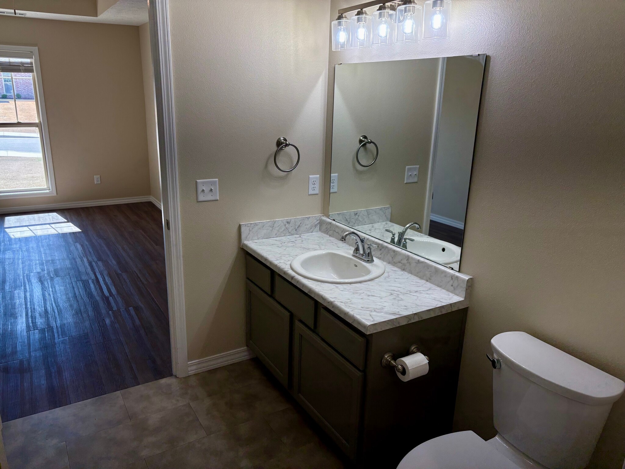 Bathroom at master bedroom - 1906 Ontario Ct
