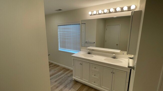 Building Photo - 3460 Bexley Dr