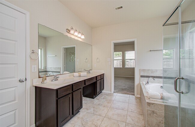 Building Photo - 12319 Gatewood Dr