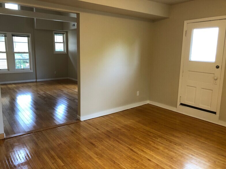 Building Photo - 954 1/2 Jenifer St