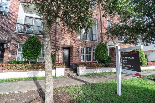 Building Photo - 1027 St Charles St