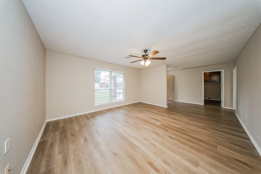 Building Photo - 11032 N Eagle Ln