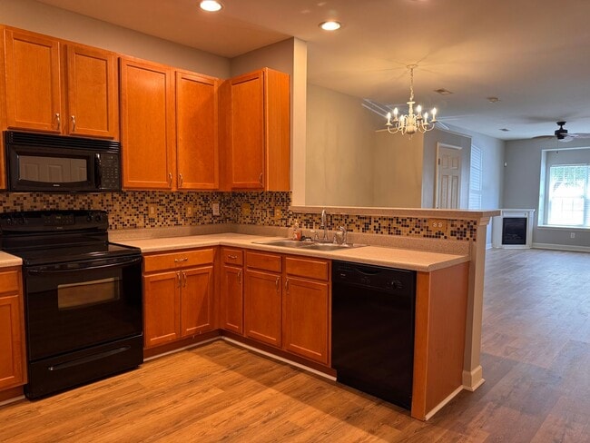 Building Photo - 2BR 2.5BA Townhome with Screened Porch