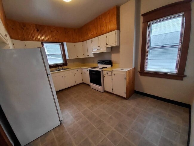 Building Photo - 1102 Chicago St