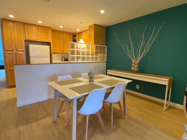 Building Photo - Enjoy coastal living at its finest! Spacio...
