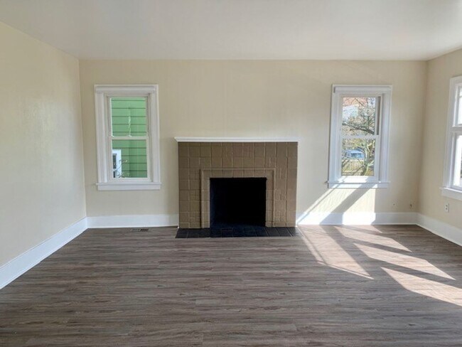 Building Photo - Remodeled 3 Bedroom Home-Duplex in Loyal Heights READY FOR MOVE IN NOW at $3875!