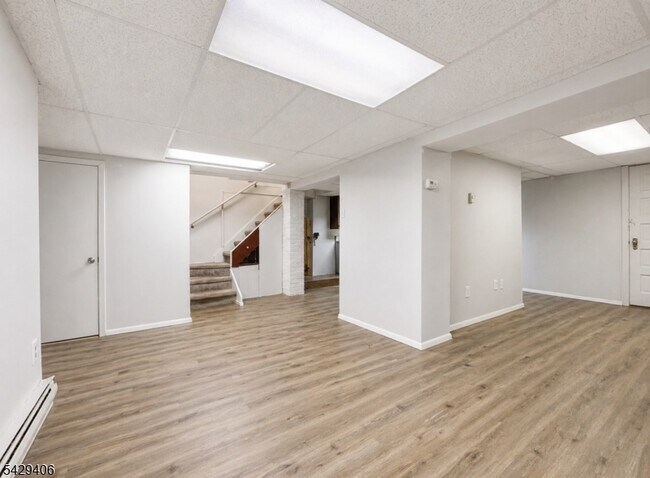 Building Photo - 312 Rochelle Ave