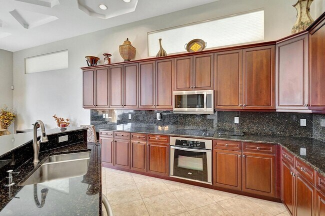 Building Photo - 9315 Via Classico W