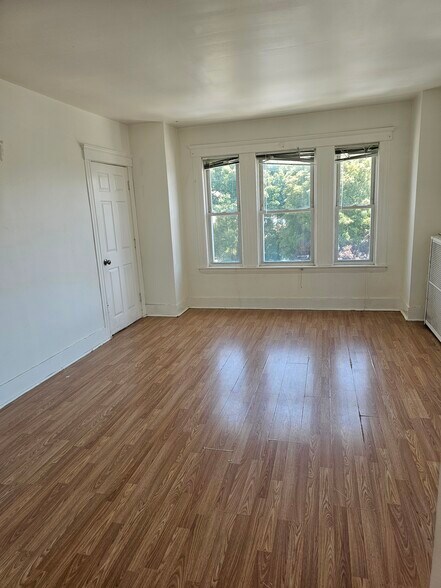 Living room - 25 Sunset Ave