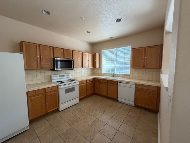 Building Photo - 2371 Roman Dr