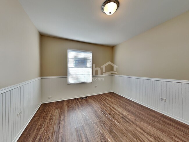 Building Photo - 211 Gladys Ave