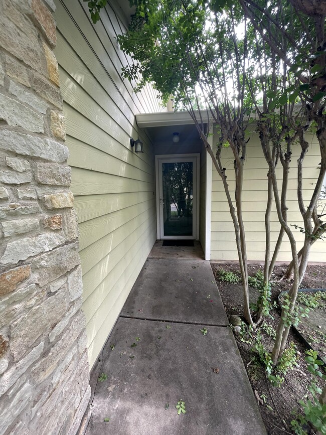 Building Photo - 512 Eberhart Ln