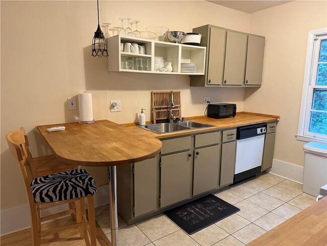 Building Photo - 2035 Lyle Ave