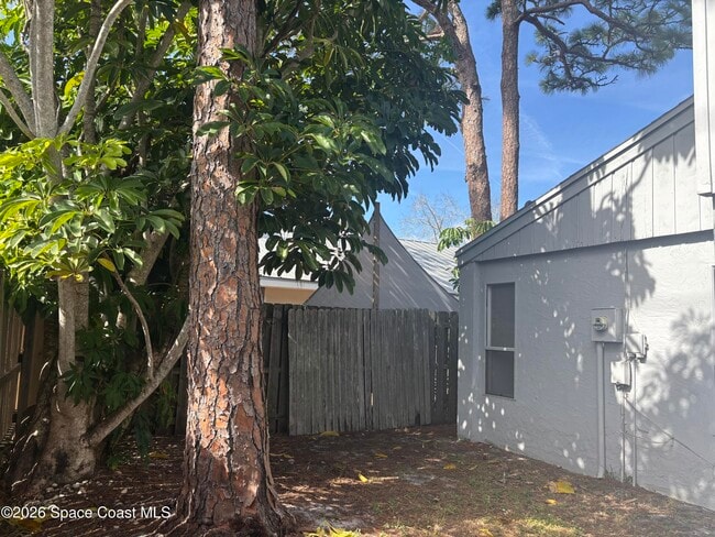 Building Photo - 467 Willow Tree Dr