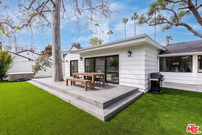 Building Photo - 527 S Bentley Ave