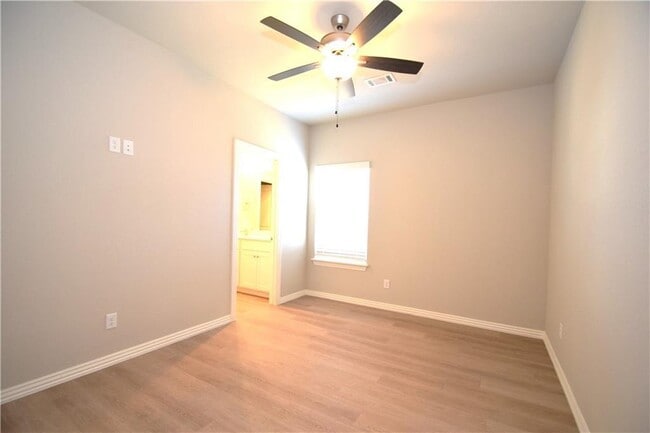 Building Photo - 1604 SW Poigai Wy