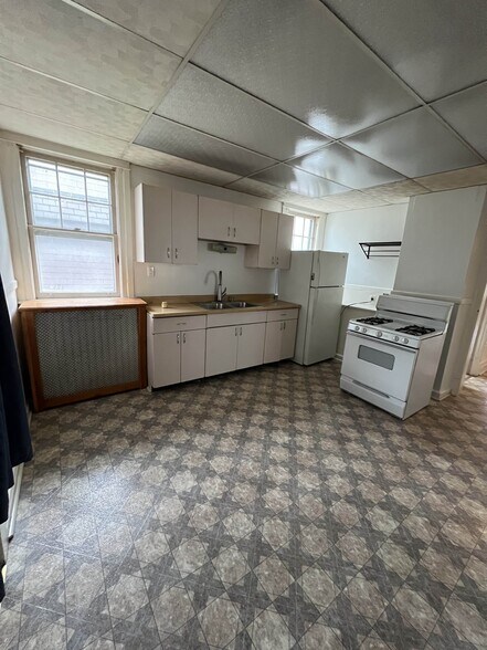 Kitchen - 25 Cuyler Ave