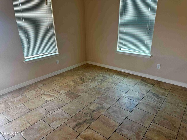 Building Photo - 14712 Far View Ct