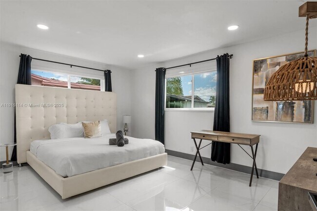 Building Photo - 390 NW 40th St