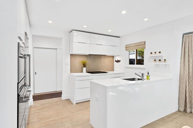 Building Photo - Stylish Condo in Desirable Alta Heights Neighborhood