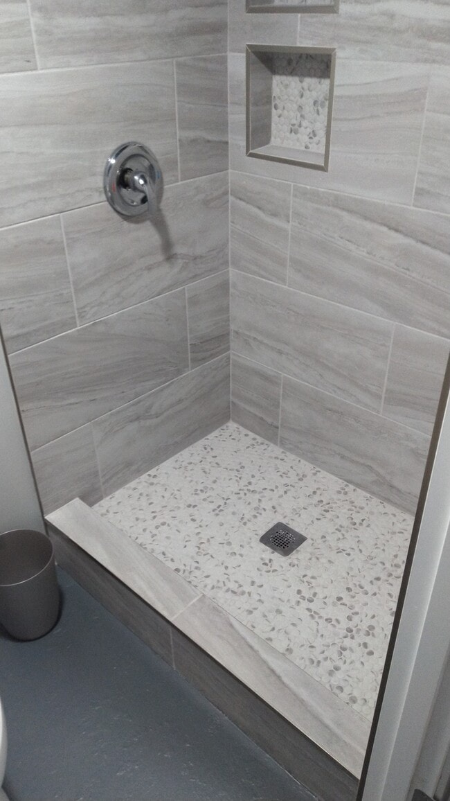 Building Photo - 814 E 14th St