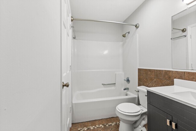Building Photo - 1576 Springfield Dr