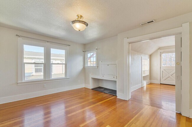 Building Photo - Charming, vintage 2-bdrm/1-bath upper in Richmond neighborhood. W/D, storage, off-street parking
