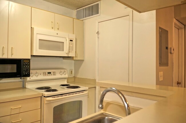 Building Photo - 1 bedroom 1 bath condo at Lakewood Park Co...