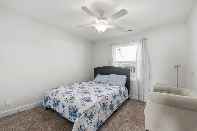 Building Photo - 3 Bedroom 2 1/2 Bath Home For Rent Near Post!