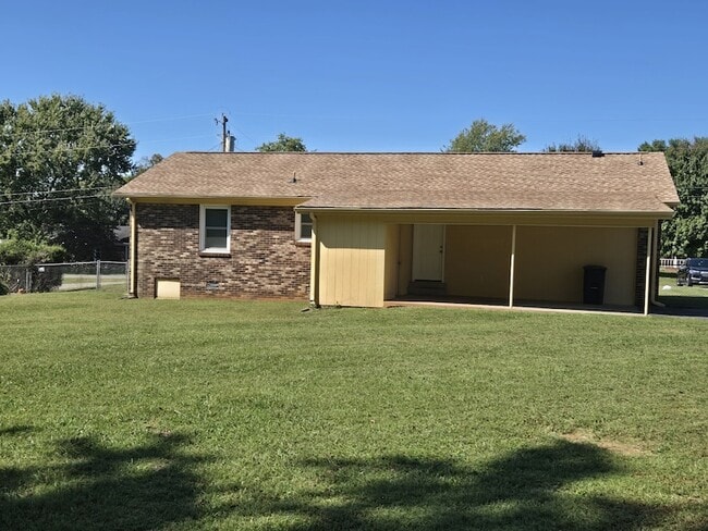 Building Photo - 2025 Stonebrook Dr
