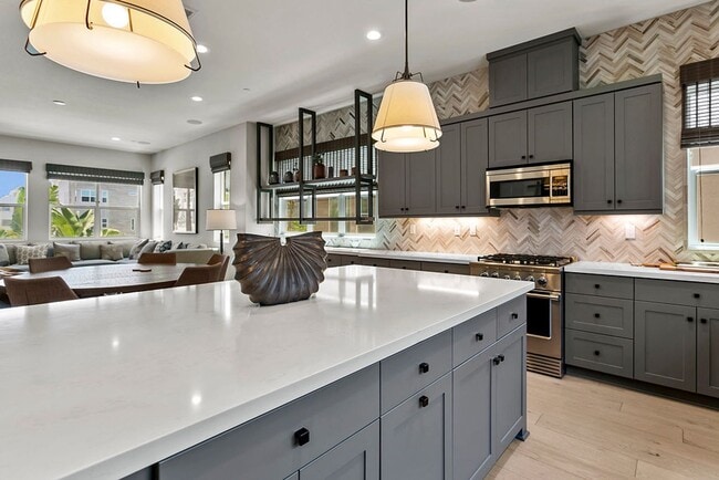 Building Photo - FURNISHED MODEL TOWNHOME IN HOA COMMUNITY