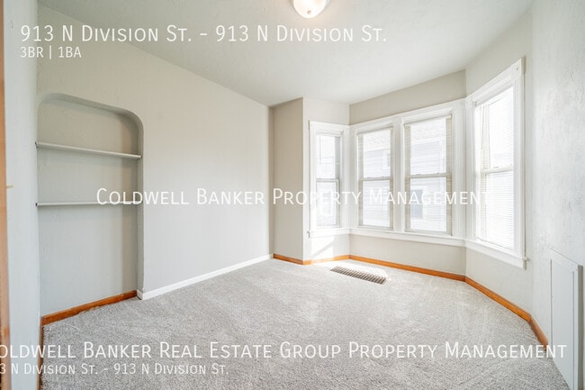 Building Photo - 913 N Division St