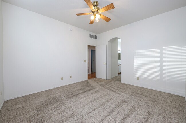 Building Photo - 2927 N Cardell Cir