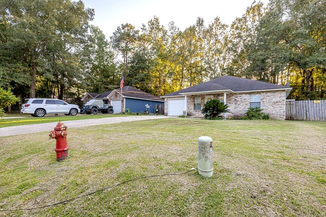 Building Photo - Adorable Home with fenced in backyard!