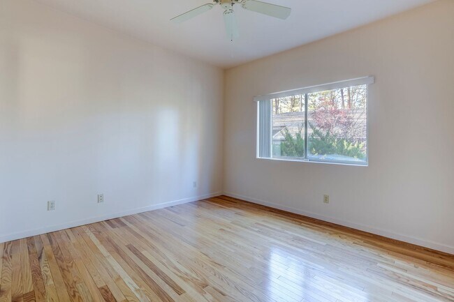 Building Photo - Spacious 3 Bed, 3 Bath Home in Hidden Valley Ranch!