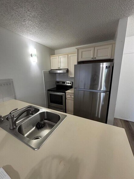 Building Photo - 2701 Riverside Dr