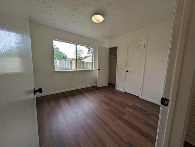 Building Photo - 16311 Thistleglen Drive