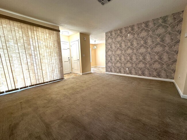 Building Photo - Conveniently located condo in Modesto