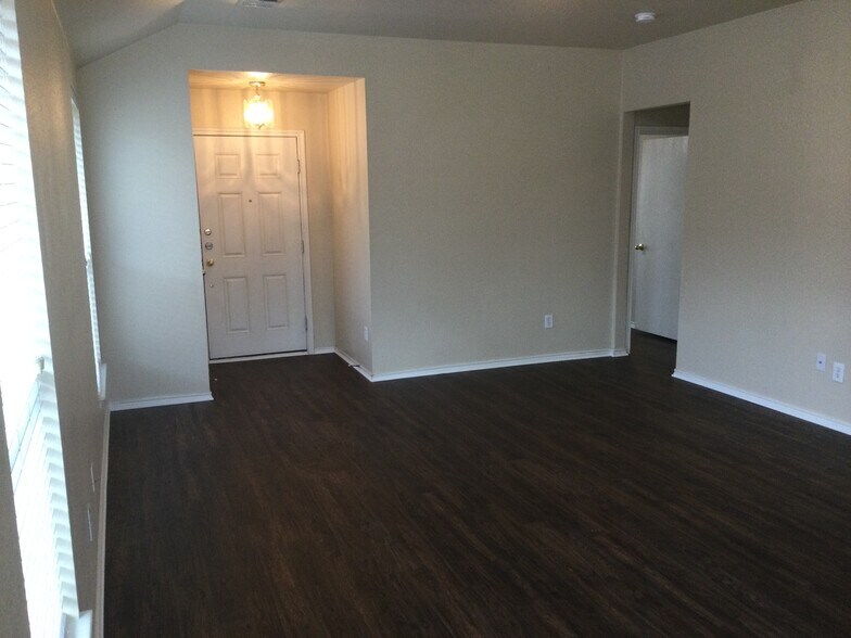 Building Photo - 702 Fleming St