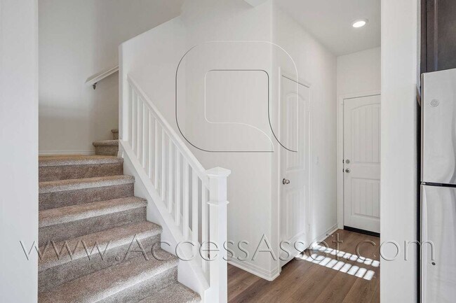 Building Photo - Stylish 2 Bed + 2.5 Bath Townhome in Murrieta