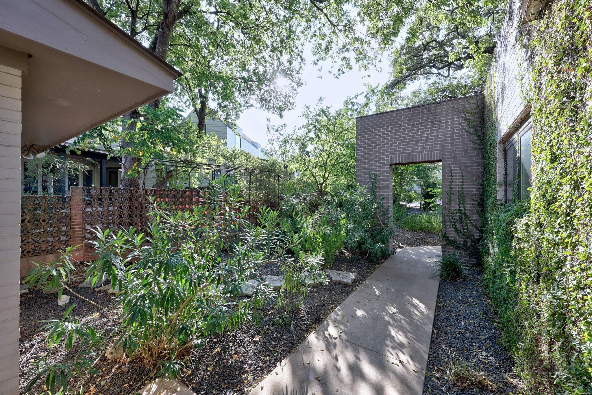 Building Photo - 609 Josephine St