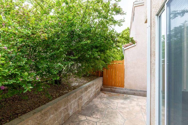 Building Photo - 2 Bedroom Townhome in Scripps Ranch