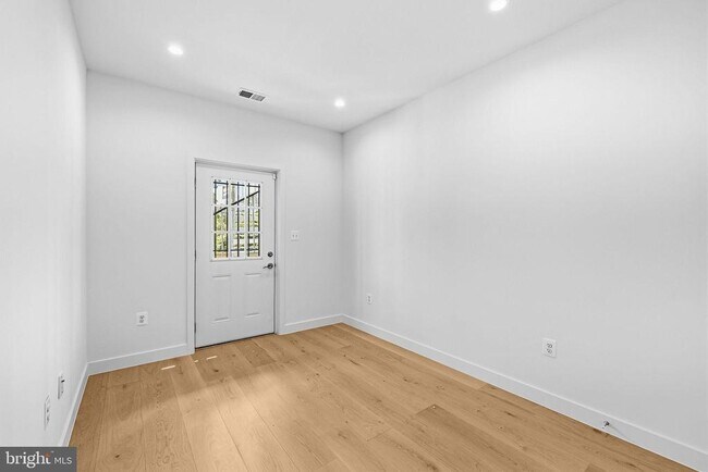 Building Photo - 2534 Elvans Rd SE