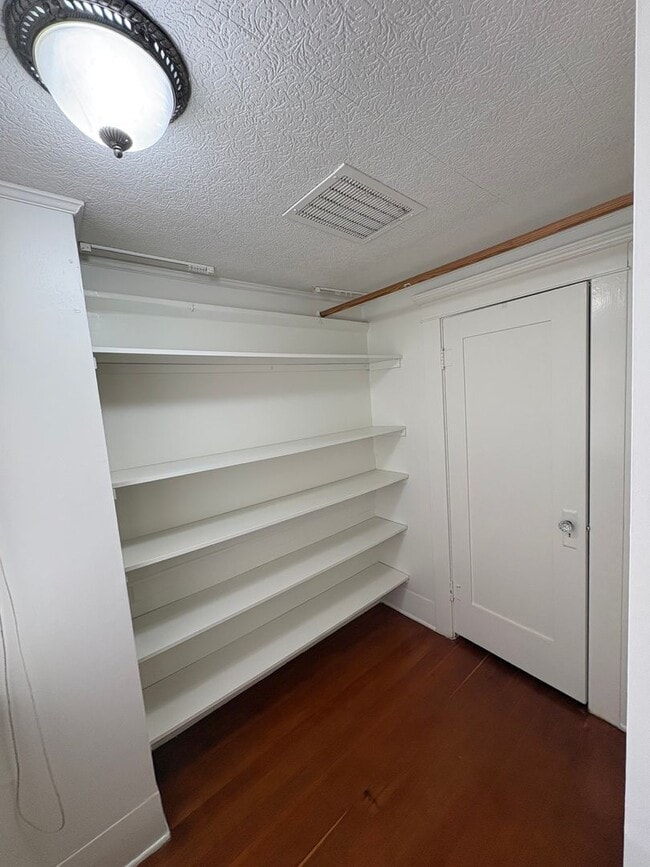 Building Photo - Classic vintage home walking distance to downtown Visalia!