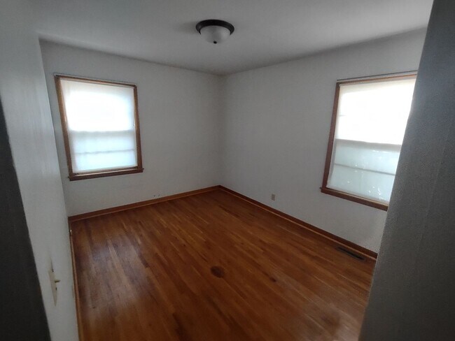 Building Photo - Awesome 3 bedroom 1 bathroom home recently remodeled in Junction City!!