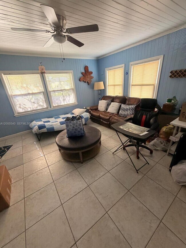 Building Photo - 2835 SW 37th Ct