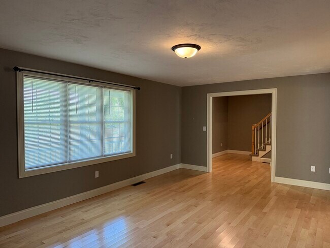 Building Photo - 10 Shamrock Ln
