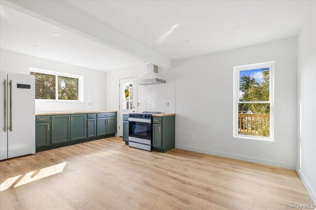 Building Photo - 9 Dubois St