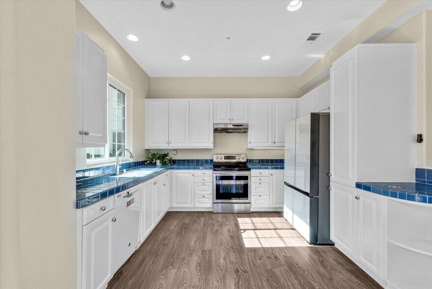 Building Photo - 2861 Ballesteros Ln